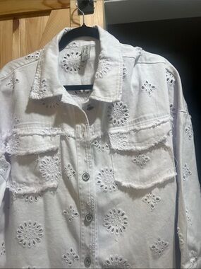 Tempo Paris White Eyelet Embroidered Jean Jacket/top size medium
